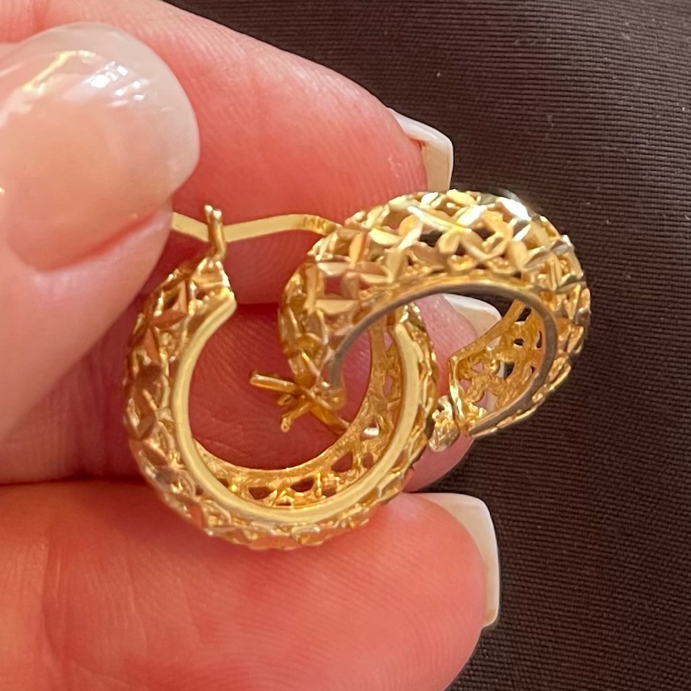14K gold solid (3.65 grams) beautiful filigree hoop earrings
